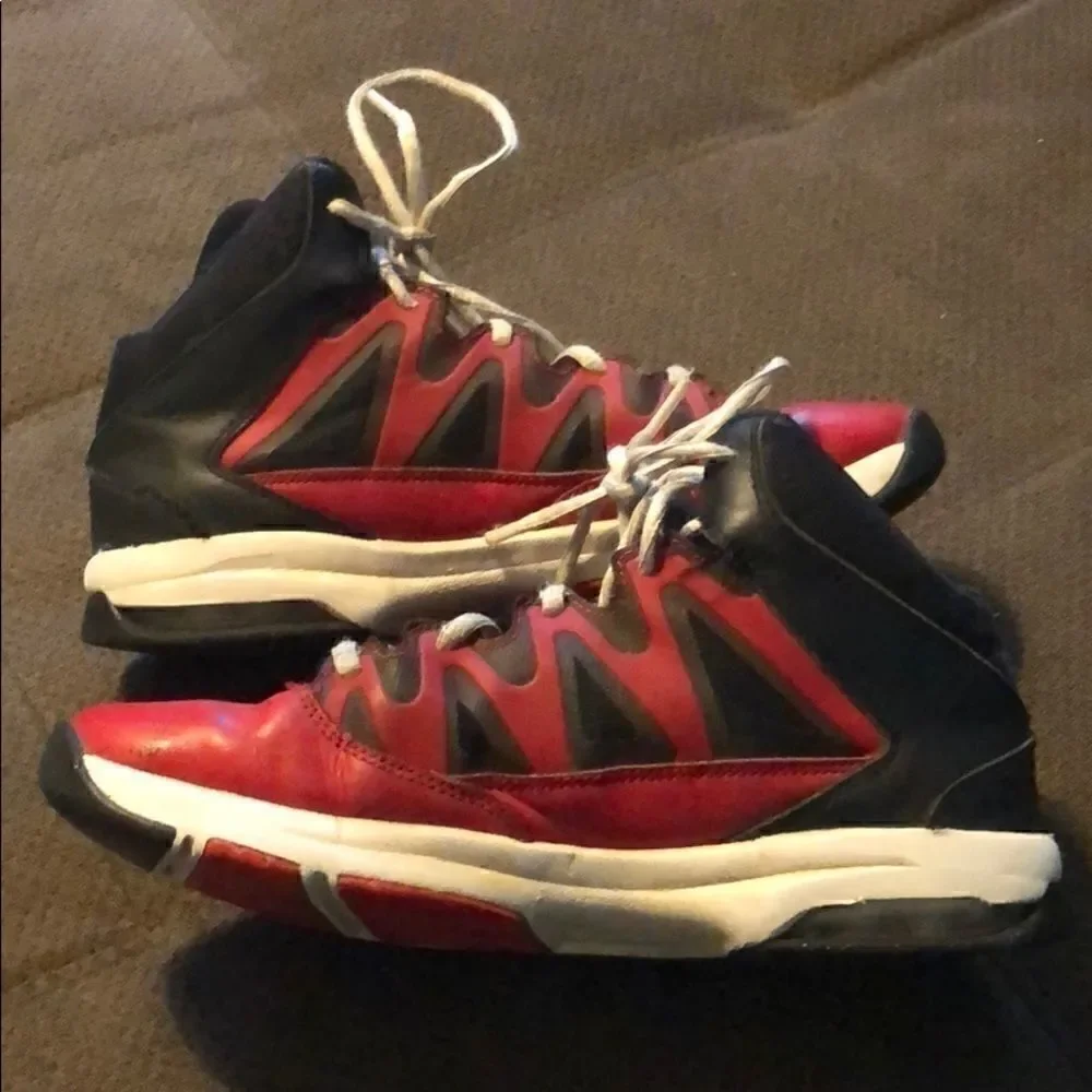 3/$15 or 5/$20 Boys size 7Y Nike stutter step basketball shoes